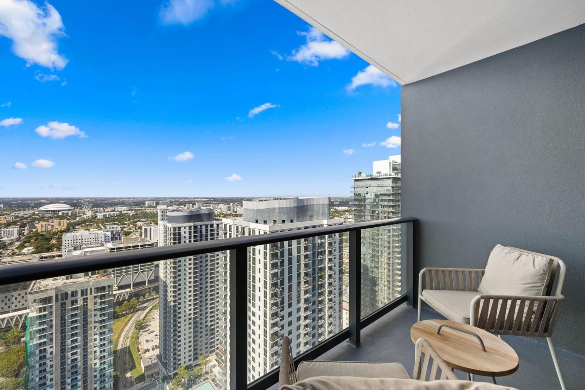 44flr W Free Parking Apartment