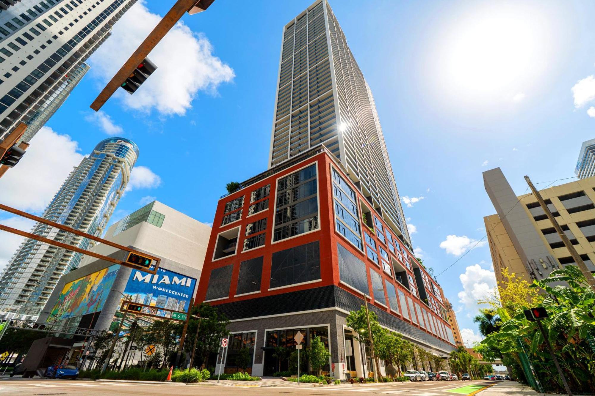44flr W Free Parking Apartment